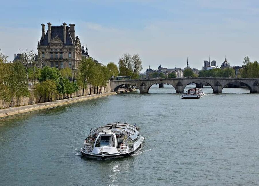 Paris: Arc de Triomphe Entry & 24-Hour Seine River Cruise - Using the nine Batobus stops like a smart itinerary