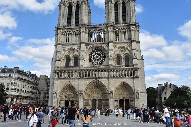 Paris by Night 2-hour Private Tour with Scenic Seine River Cruise - Transition to the Seine: your guide hands off cruise tickets at the island