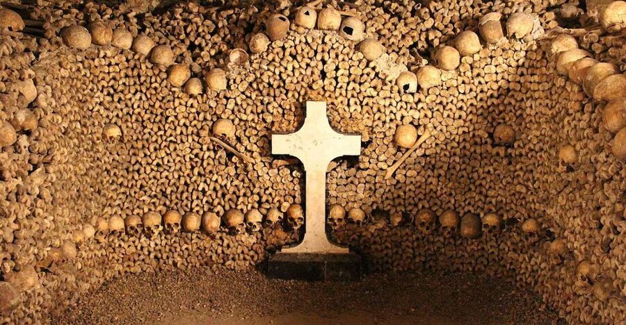 Paris: Catacombs Entry & Seine River Cruise with Audio Guide - What you’ll actually see underground: the Parisian bone galleries