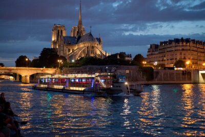 Paris City Tour by Seine River Cruise - Audio commentary in 11 languages: useful, but watch the tech
