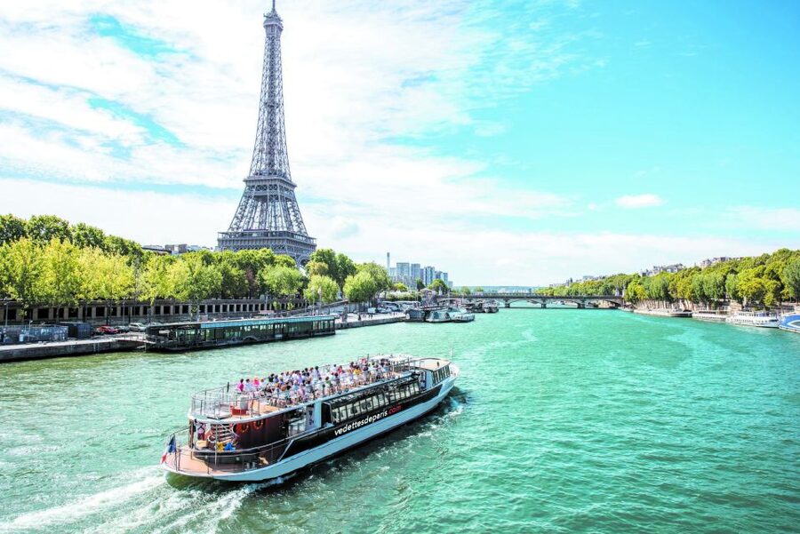 Paris: Fast-Access Seine River Cruise from Eiffel Tower - Best Seats and Timing: Upstairs Views vs. Comfort Reality