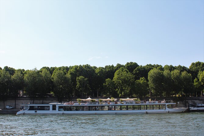 Paris Gourmet Dinner Seine River Cruise with Singer and DJ Set - Paris by Night, Without the Sidewalk Squeeze