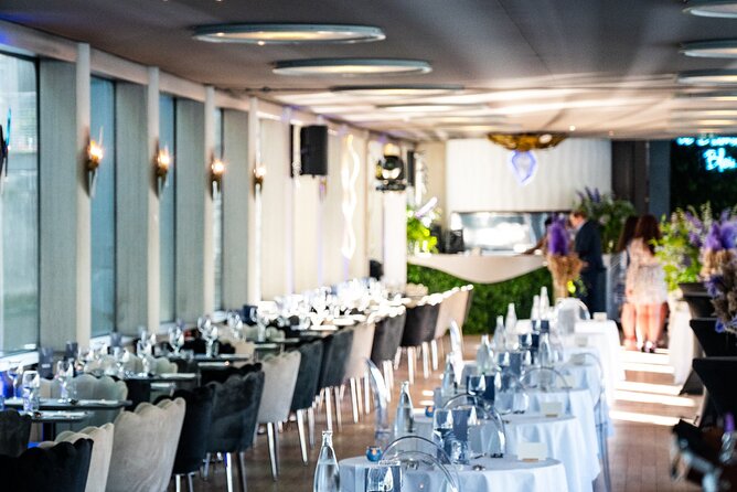 Paris Gourmet Dinner Seine River Cruise with Singer and DJ Set - Île Saint-Louis and Notre-Dame: Two Classics You Catch Fast
