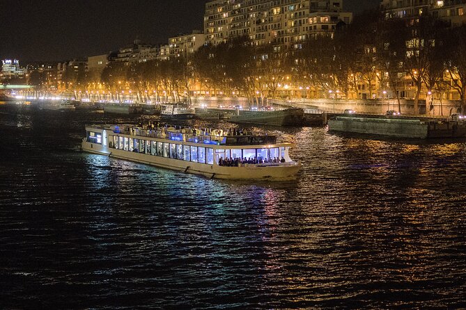 Paris Gourmet Dinner Seine River Cruise with Singer and DJ Set - Place de la Concorde and the Royal-Square Feeling