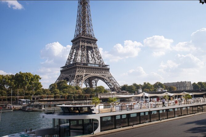 Paris Gourmet Dinner Seine River Cruise with Singer and DJ Set - Pont Neuf, Debilly Footbridge, and the World of Bridges