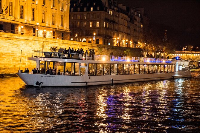 Paris Gourmet Dinner Seine River Cruise with Singer and DJ Set - Dinner Service: Silver Service, Singer, and the Menu Reality