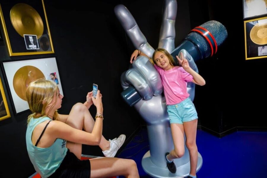 Paris: Grèvin Wax Museum and Seine River Cruise Tickets - Posing with lifelike stars and using the right languages