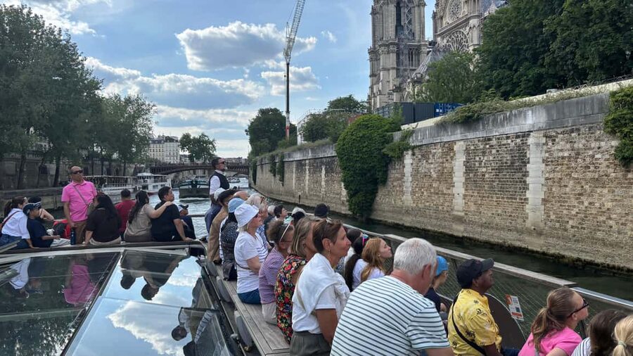 Paris: Illuminations River Cruise with Audio Commentary - Why This 1-Hour Seine Cruise Works So Well