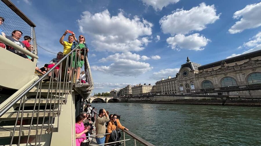 Paris: Illuminations River Cruise with Audio Commentary - Audio Commentary and the Smartphone App: Don’t Let Tech Beat the View