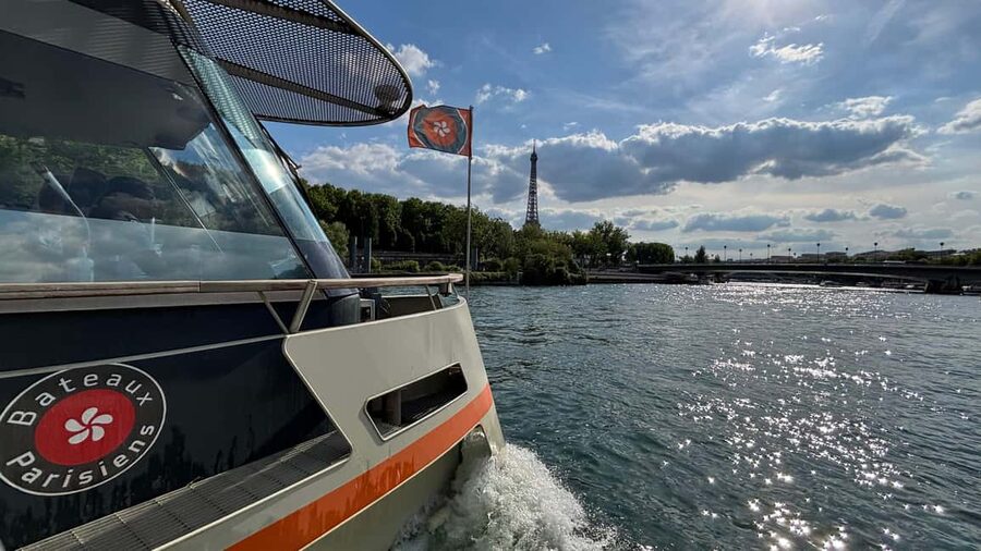 Paris: Illuminations River Cruise with Audio Commentary - Timing Strategy: Choosing Your Hour for the Eiffel Tower Sparkles