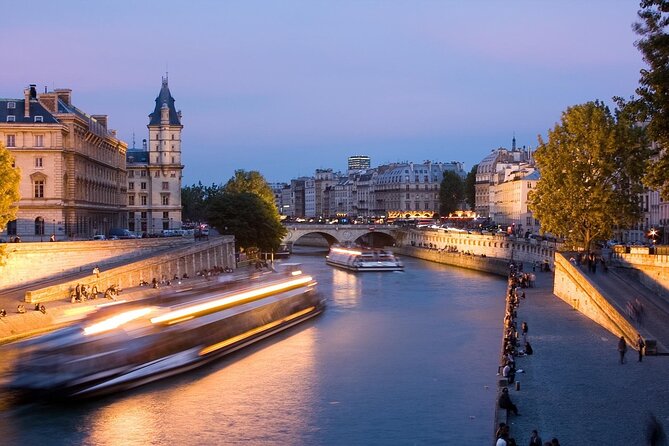 Paris in 60 Minutes Seine River Cruise - The Eiffel Tower and Notre-Dame Views: How to Get the Best Photo Angles