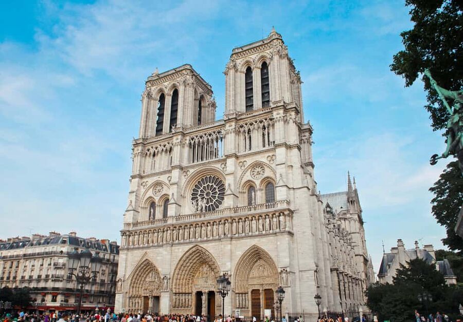 Paris: Notre Dame Cathedral Tour & Seine River Cruise - Audio commentary: what you get versus a live cruise guide