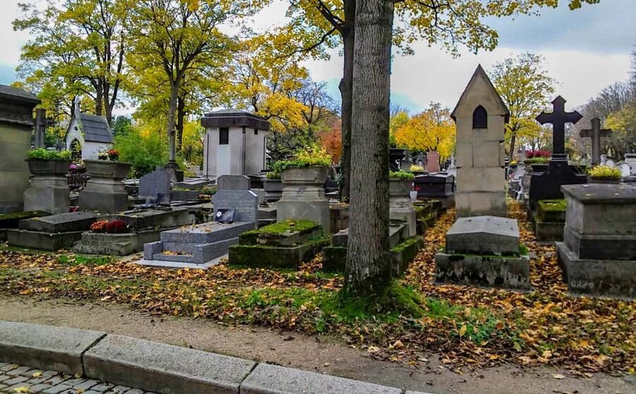 Paris: Père Lachaise Cemetery Visit with Seine River Cruise - Père Lachaise Cemetery with a digital audio guide: what self-paced really means