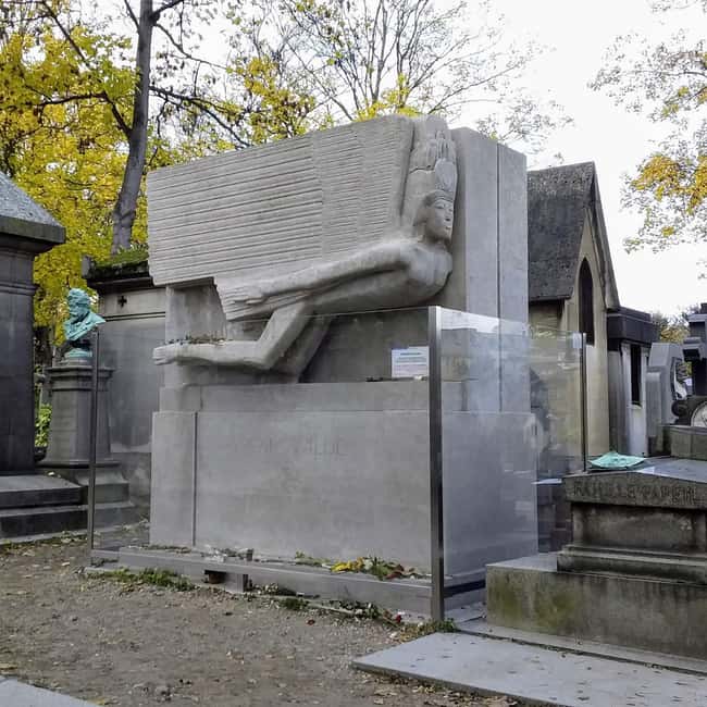 Paris: Père Lachaise Cemetery Visit with Seine River Cruise - How the cemetery stays peaceful (and what you must follow)