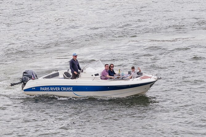 Paris Private Seine River Cruise with your Captain Guide - Louvre, Pont Neuf, and Pont des Arts: big names, easy viewing