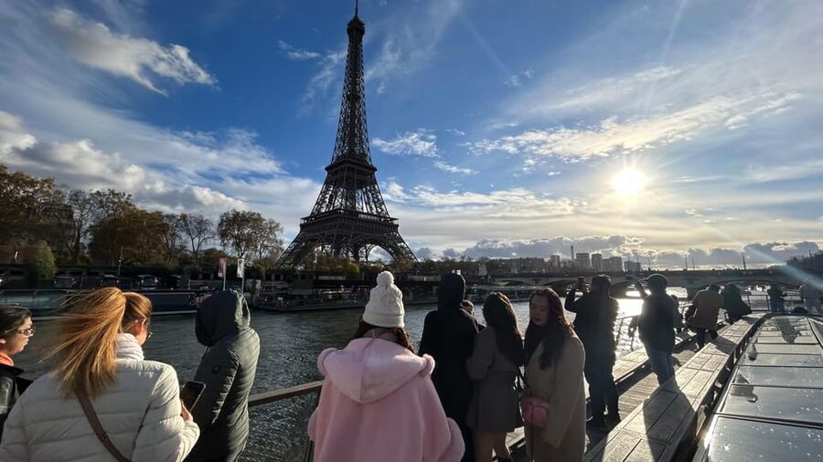 Paris: Seine River Cruise and 3-course Bistro Lunch - How the 150 minutes work: lunch plus a 1-hour Seine cruise