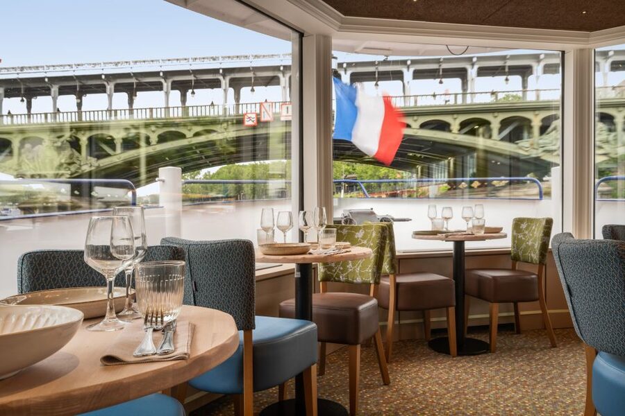 Paris: Seine River Cruise & Brunch - Onboard comfort: terrace photos vs. lounge comfort