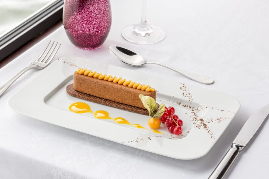 Paris: Seine River Cruise with 3-Course Dinner & Live Music - Maxim’s-style dinner: what you eat (and the small pricing surprises)