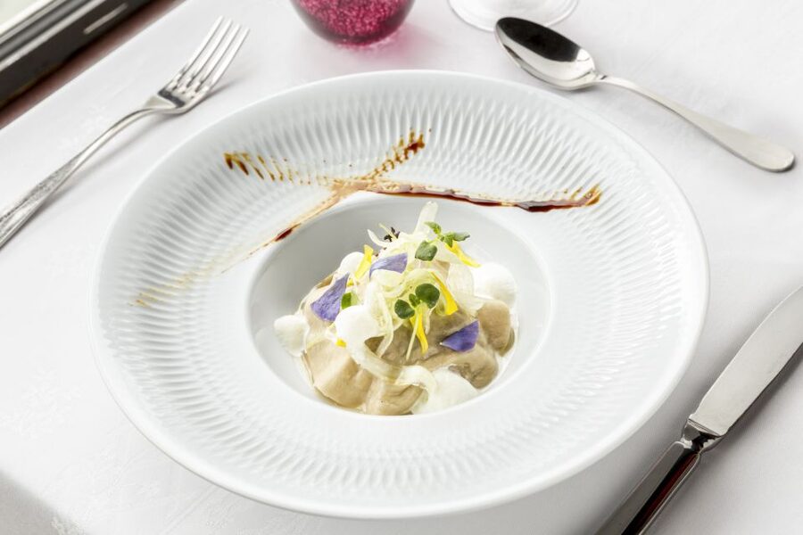 Paris: Seine River Cruise with 3-Course Dinner & Live Music - Who should book this Seine dinner cruise