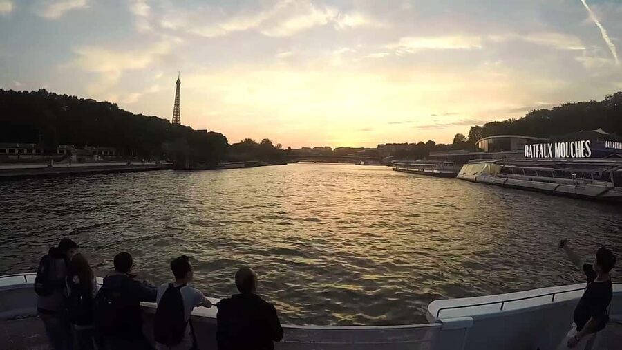 Paris: Seine River Sightseeing Cruise by Bateaux Mouches - The 1 Hour 10 Minute Route: What You See From the Seine