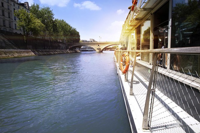 Paris Seine River Sightseeing Cruise with Commentary by Bateaux Parisiens - English audio commentary in 14 languages: making the landmarks click