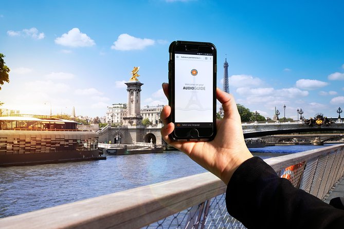 Paris Seine River Sightseeing Cruise with Commentary by Bateaux Parisiens - Conciergerie, the Louvre, and Place de la Concorde: where the water tells the story