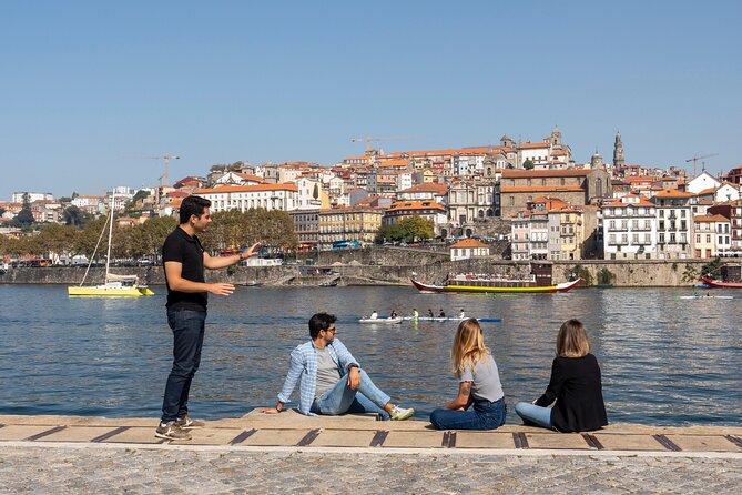 Porto 360°: Helicopter Flight, Guided Walking Tour & River Cruise - Guides in action: language choices and the human factor