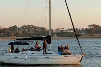 Porto: Cruzeiro privado rio douro até 8 pessoas com wine tasting - Wine tasting on the water: port, rosé, and a classic welcome drink