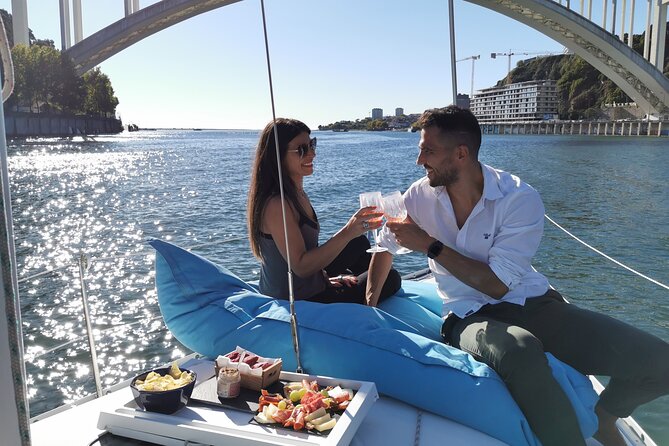 Porto: Cruzeiro privado rio douro até 8 pessoas com wine tasting - Comfort you’ll actually feel: private pace, music, and sea air