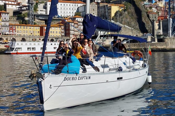 Porto: Cruzeiro privado rio douro até 8 pessoas com wine tasting - Photography and the optional photo service