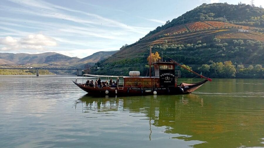 Porto: Douro Valley Vineyards Tour with Lunch & River Cruise - Lunch at the vineyard in Sabrosa: where the day slows down