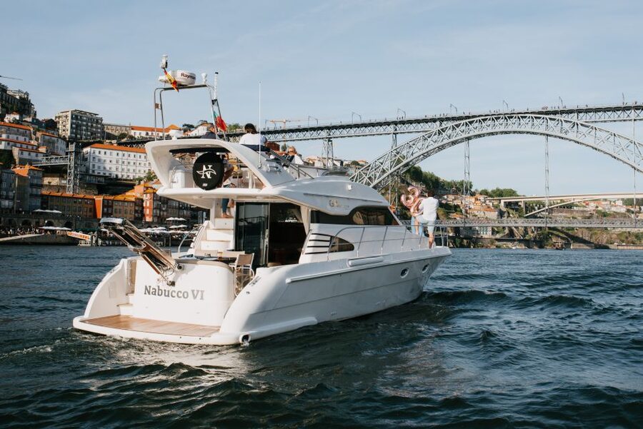 Porto: Full Day Douro River Cruise from Porto to Régua - Castelo de Paiva: lunch with the valley in front of you