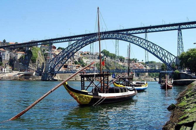 Porto Full-Day Tour with Douro River Cruise and Port Wine Tasting - Starting Porto at 8:30: a guided car that helps you read the city