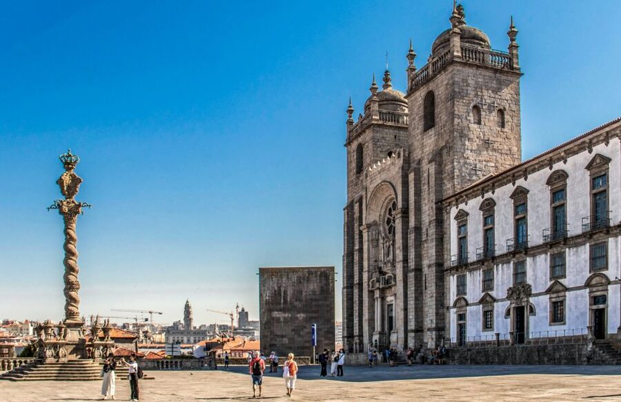 Porto: Guided Tour by Tuk-Tuk & Optional Douro River Cruise - Aliados Avenue and Lello Bookshop: the “big Porto street” moment