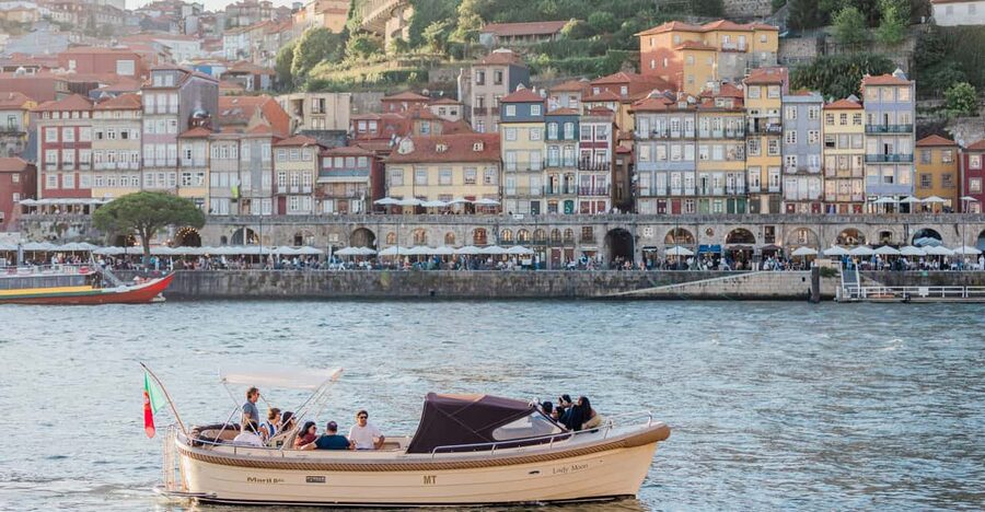 Porto: Six Bridges Douro River Cruise with Drinks - Douro Estuary air and golden-hour light: choosing the right departure time