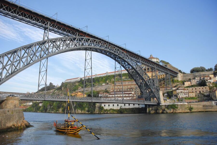 Porto: Tuk-Tuk Tour, Douro River Cruise, and Wine Tasting - The walking tour you get next day: turning views into understanding