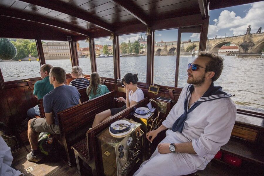 Prague: 3–Hour Castle Grounds Walking Tour and River Cruise - Meeting point at Týnská 627/7: don’t overthink it