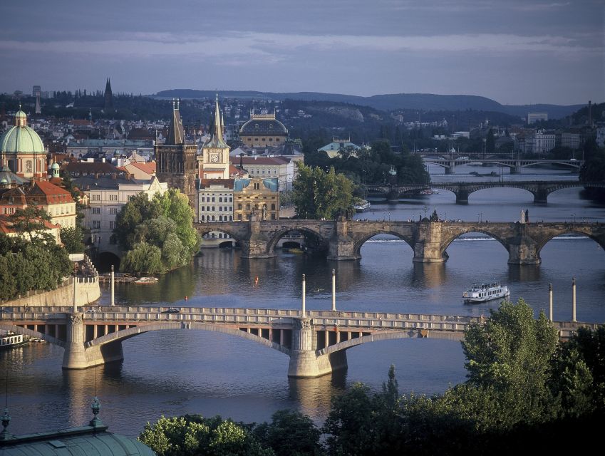 Prague: 3-hour Evening River Cruise with Dinner - FAQ