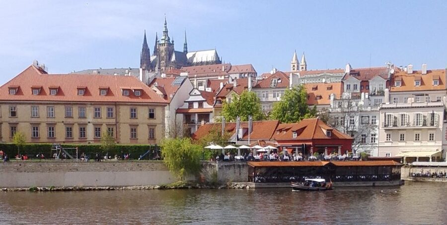 Prague: 3-hour Evening River Cruise with Dinner - Dinner on board: how the buffet works (and how to enjoy it)
