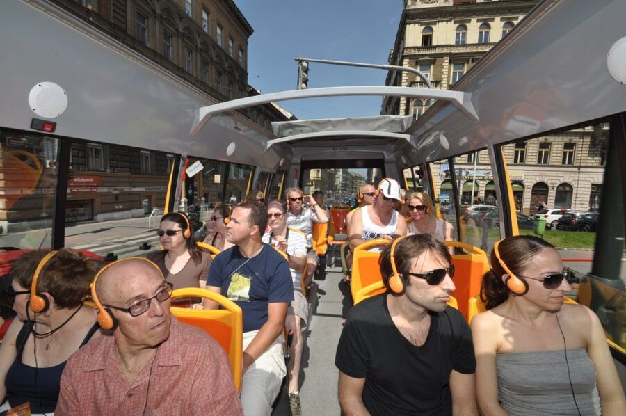 Prague: Big Bus Hop-on Hop-off, Castle Tour and River Cruise - Prague Castle Exteriors: A Live English Guide at 14:15