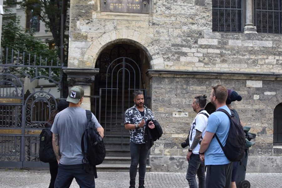 Prague: Old Town, Prague Castle & River Cruise Day Tour - Ending at the Castle Area: You’ll Be Done Early Enough to Keep Exploring