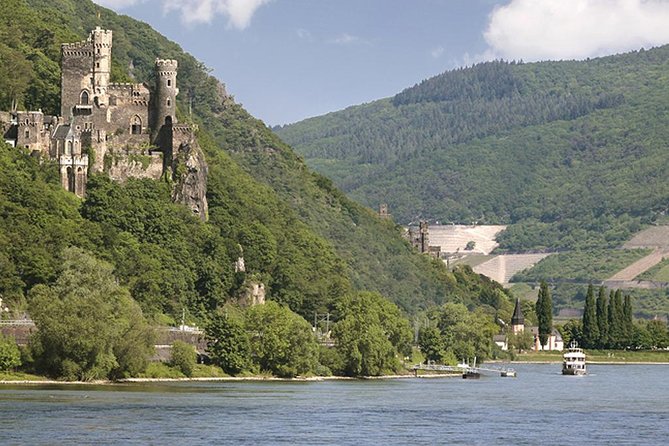 Rhine Valley Trip from Frankfurt including Rhine River Cruise - The included wine lesson: short, practical, and not pretending to be a winery tour
