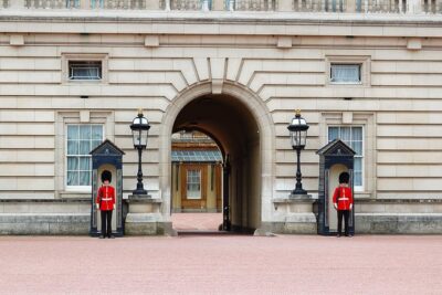 Royal London Guided Sightseeing Tour and Thames River Cruise - The coach panorama: from Kensington to Parliament Square with headset guidance