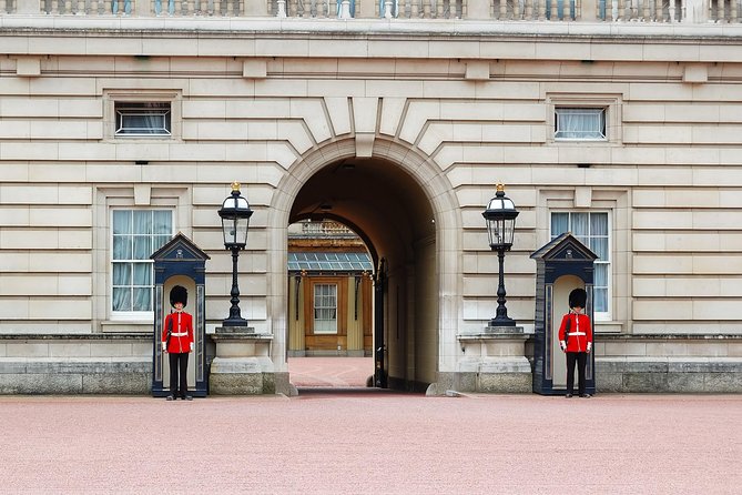 Royal London Guided Sightseeing Tour and Thames River Cruise - The coach panorama: from Kensington to Parliament Square with headset guidance