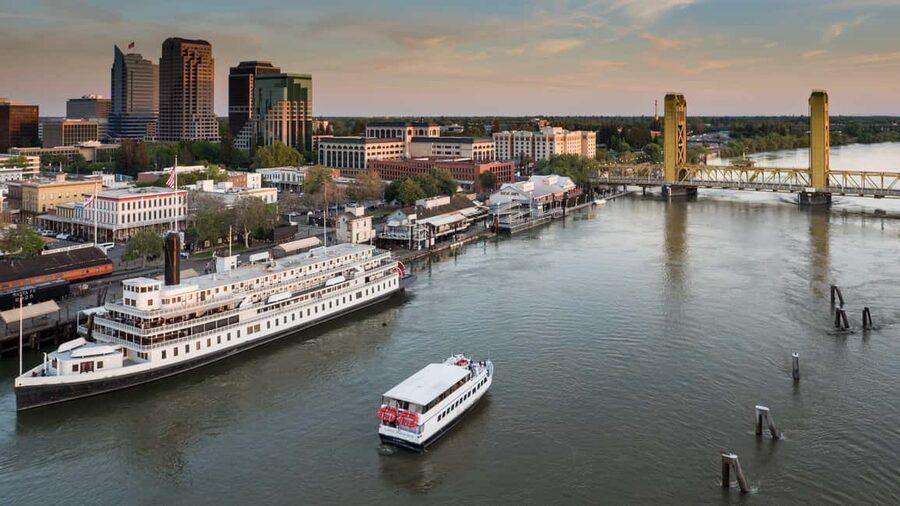 Sacramento: City Cruises Rock The Yacht River Cruise - Two bars on board: what you get, and how to budget