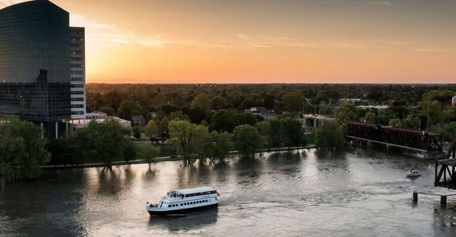 Sacramento: New Year's Eve River Cruise - Mid-Century Vibes, Modern Hits: How the DJ Set Changes the Mood
