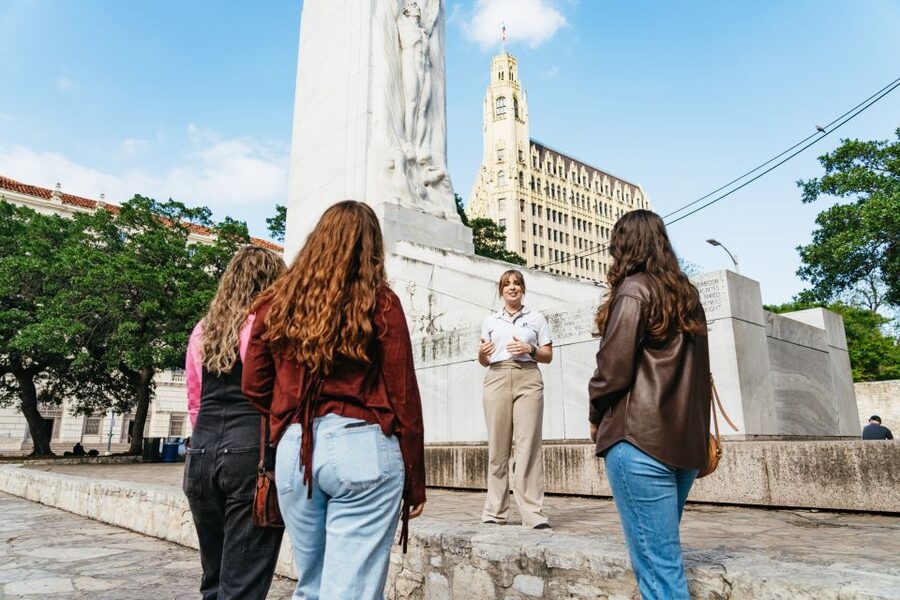 San Antonio: Premium Night Driving Tour with River Cruise - River Walk cruise: Old Mill Crossing to La Villita
