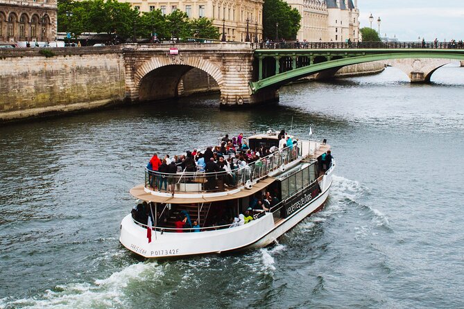Seine River Cruise with Commentary 1 Hour - Audio commentary in multiple languages: helpful, but listen carefully