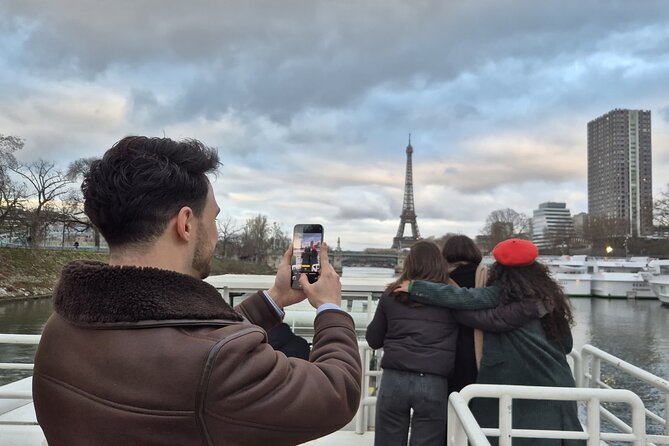 Seine River Sightseeing Guided Cruise by Vedettes du Pont Neuf - The boat experience: open deck views and a climate-controlled backup
