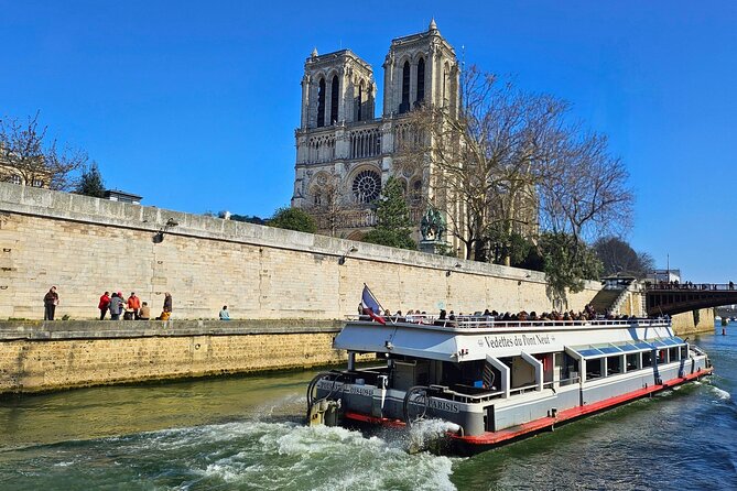 Seine River Sightseeing Guided Cruise by Vedettes du Pont Neuf - Listening to the guide: live narration in English and French